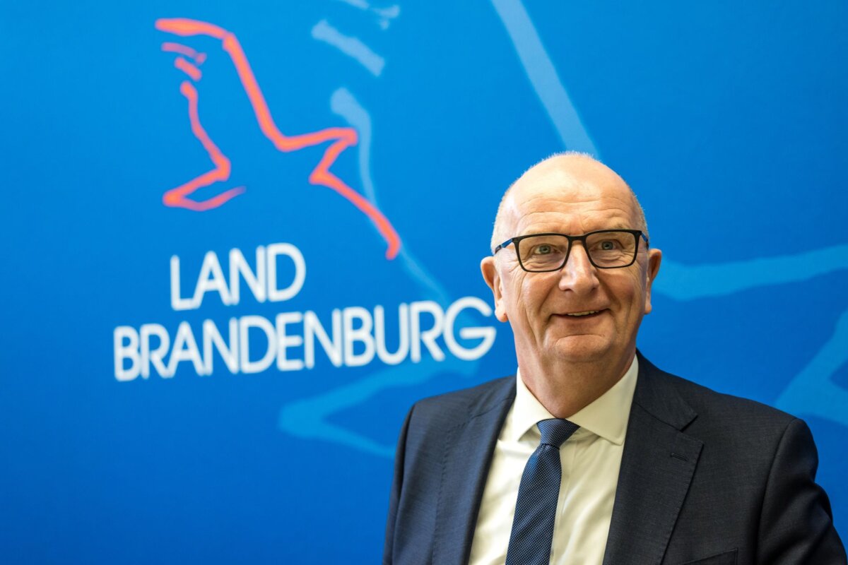 Dietmar Woidke Ob Bienenzucht, Heimatgeschichte oder Gesundheitswesen: Dietmar Woidke zeichnet elf Menschen aus Brandenburg für ihr besonderes Engagement aus. (Archivbild)