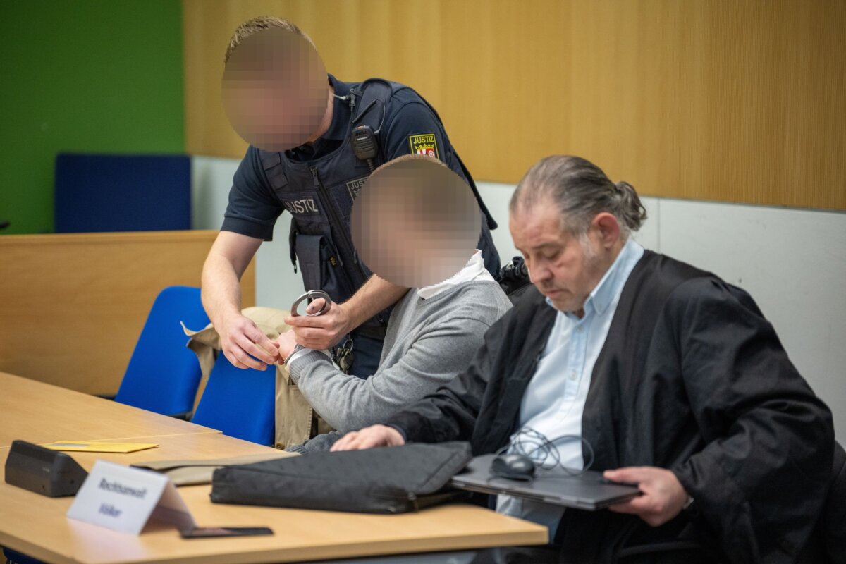 Prozessbeginn - 19-Jähriger wegen Mordes und Totschlags angeklagt Anwalt Völker kündigt für später eine Erklärung zur Sache an.