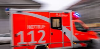 Die Ärztin floh in einen Rettungswagen.