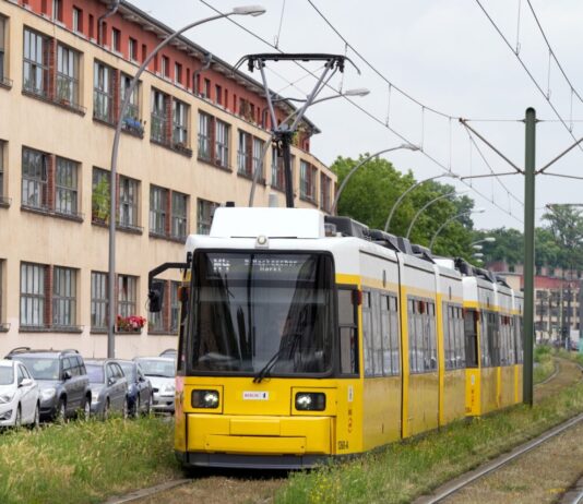 Raser drängt Auto ins Tram-Gleisbett Zwei Menschen wurden bei dem Vorfall in der Buschallee verletzt und kamen ins Krankenhaus. (Symbolbild)