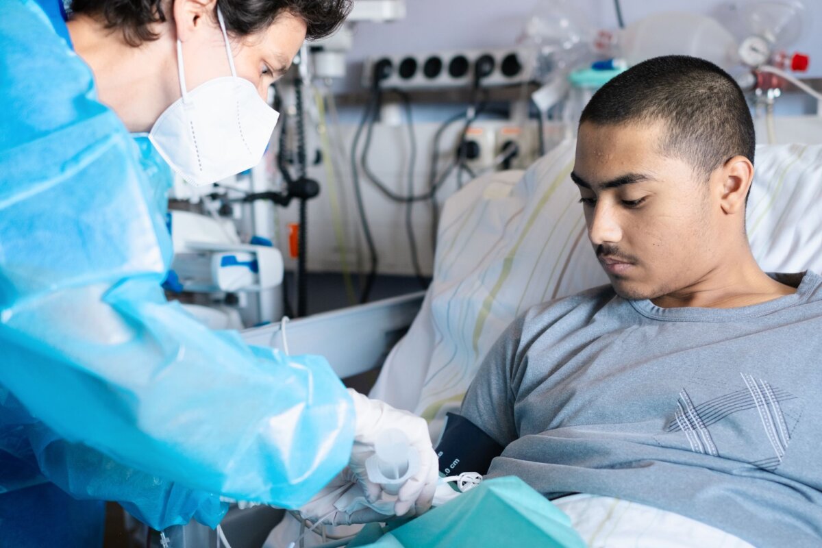 Erster Patient mit Genscheren-Medikament behandelt Der 19-jährige Patient wird nach der Behandlung für weitere 15 Jahre beobachtet.