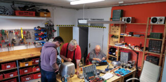Reparieren statt Wegwerfen: das neue „Recht auf Reparatur“ Im Reparatur-Café Mariendorf wird alter Technik neues Leben eingehaucht. Bild: Reparatur-Café Mariendorf