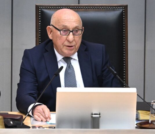 Berlin: Alterspräsident verurteilt Angriffe auf Juden Der CDU-Politiker Kurt Wanser eröffnete als Alterspräsident die erste Plenarsitzung des neuen Berliner Abgeordnetenhauses.