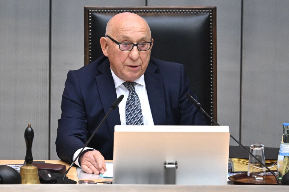 Konstituierende Sitzung Berliner Abgeordnetenhaus Der CDU-Politiker Kurt Wanser eröffnete als Alterspräsident die erste Plenarsitzung des neuen Berliner Abgeordnetenhauses.