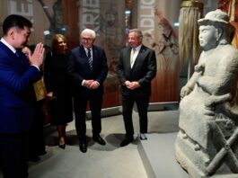 Mit dem Staatsgast zu Dschingis Khan – Ausstellung eröffnet Der mongolische Präsident Ukhnaagiin Khurelsukh (l) verneigt sich vor einer Steinstatue in der James-Simon-Galerie in Berlin.