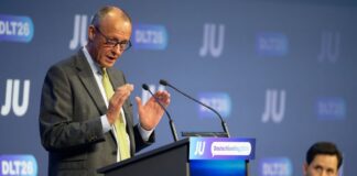 Merz warnt SPD und Grüne vor Gesprächen mit der Linken Der Auftritt des Kanzlers war mit Spannung erwartet worden.