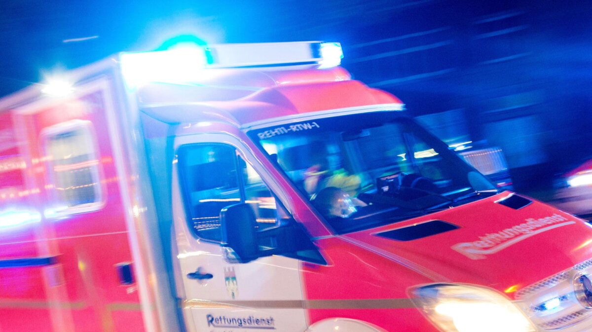 Rettungswagen Eine 84-Jährige ist nach einem schweren Verkehrsunfall in Spandau gestorben. (Symbolbild)