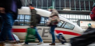 Berlin bekommt Direktzüge zurück – doch Baustellen bremsen Sprinter-Verbindungen sind bei den Fahrgästen beliebt, weil sie unterwegs nicht so oft halten. Bald gibt es drei davon zwischen Berlin und Stuttgart. (Archivbild)