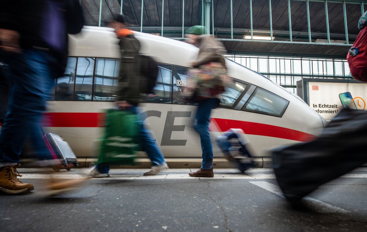 Deutsche Bahn Sprinter-Verbindungen sind bei den Fahrgästen beliebt, weil sie unterwegs nicht so oft halten. Bald gibt es drei davon zwischen Berlin und Stuttgart. (Archivbild)