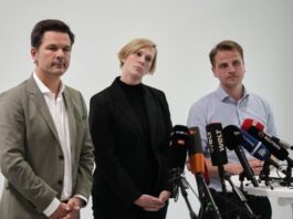 Linke, Grüne und SPD wollen mehr Sauberkeit in Berlin Spitzenpolitiker von Linke, Grünen und SPD in Berlin informieren über den Stand der Sondierungen zur Regierungsbildung.