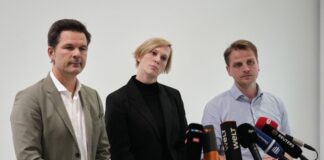 Spitzenpolitiker von Linke, Grünen und SPD in Berlin informieren über den Stand der Sondierungen zur Regierungsbildung. 