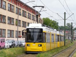 Auto rammt geparkte Wagen in Pankow – zwei Verletzte Zwei Menschen wurden bei dem Vorfall in der Buschallee in der Buschallee verletzt und kamen ins Krankenhaus. (Symbolbild)
