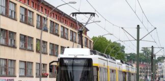 Auto rammt geparkte Wagen in Pankow – zwei Verletzte Zwei Menschen wurden bei dem Vorfall in der Buschallee in der Buschallee verletzt und kamen ins Krankenhaus. (Symbolbild)