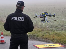Polizei prüft Ausweitung bei Drohnen zur Lkw-Kontrolle Zur Abstands-Kontrolle bei Lkw lässt die Polizeidirektion Ost eine eigene Drohne steigen.