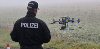 Polizei prüft Ausweitung bei Drohnen zur Lkw-Kontrolle Zur Abstands-Kontrolle bei Lkw lässt die Polizeidirektion Ost eine eigene Drohne steigen.