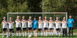 Fünf Berliner peilen Ü80-Titel bei Fußball-WM an Michael Rätsch (r) ist heiß auf den WM-Titel. (Archivbild)