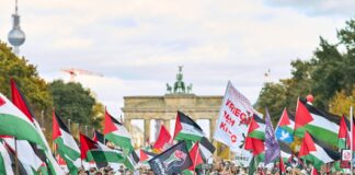 Demonstrationen im Regierungsviertel – 1.400 Polizisten Menschen demonstrieren 2025 bei der «United4Gaza»-Kundgebung in Berlin. (Archivbld)