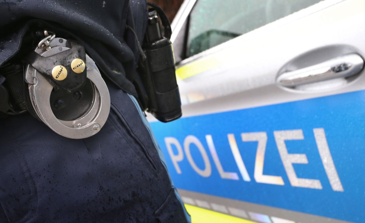Polizei In Berlin-Altglienicke soll ein Mann seine Ehefrau und seine Kinder bedroht haben. (Symbolbild)