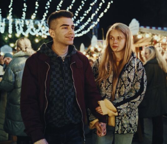Attentäter, V-Mann, LKA: die Serie «Breitscheidplatz 19/12» Kurz vor dem Anschlag: Mo (Ali Reza) und Lina (Maria Matschke Engel) schlendern in einer Szene der sechsteiligen Serie «Breitscheidplatz 19/12» über den Breitscheidplatz. (Handout)