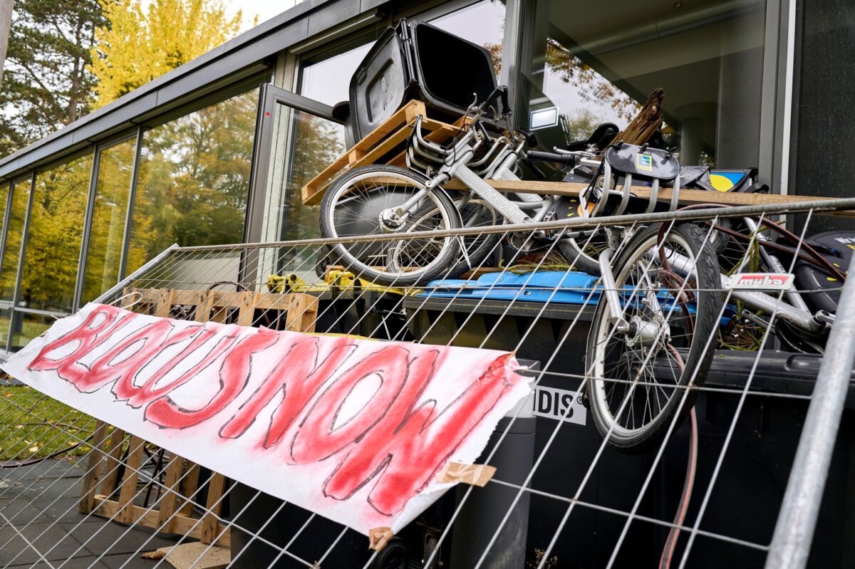Besetzung des Otto-Suhr-Institutes der FU Berlin Studentinnen und Studenten blockierten am Mittwoch das Otto-Suhr-Institut der Freien Universität Berlin, um sich gegen Aufrüstung und Sozialkürzungen zu stellen. Die Proteste stehen in Zusammenhang mit dem bevorstehenden Aktionstag «Gen Z regelt».