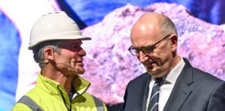 Brandenburgs Ministerpräsident Dietmar Woidke (SPD) hat nach der letzten Schicht im Tagebau Jänschwalde ein Stück Braunkohle bekommen. (Archivbild) 