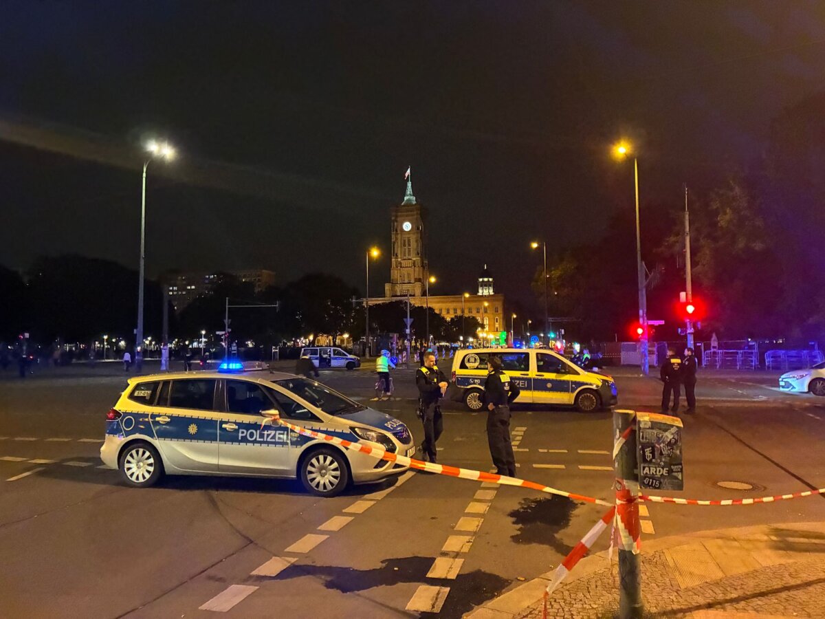 Polizist schießt Autofahrer in Berlin-Mitte an Nach Angaben der Polizei schwebt der Mann nicht in Lebensgefahr.