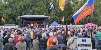Die Polizei geht dem Verdacht nach, dass eine übel riechende Substanz auf dem Gelände der AfD-Veranstaltung am 3. Oktober ausgebracht wurde. Menschen klagten über gesundheitliche Beschwerden. (Archivbild)