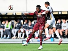 Verein: Rassismus und Todesdrohungen gegen Augsburg-Profi Juma Bah wurde nach Angaben des FC Augsburg im Netz rassistisch beleidigt und bedroht. (Archivbild)