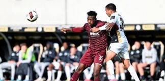 Verein: Rassismus und Todesdrohungen gegen Augsburg-Profi Juma Bah wurde nach Angaben des FC Augsburg im Netz rassistisch beleidigt und bedroht. (Archivbild)