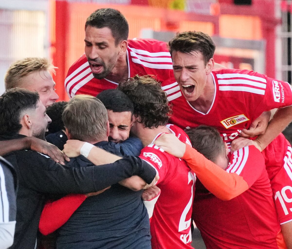 1. FC Union Berlin - SV 07 Elversberg Burcu und Heldt feierten das Siegtor in inniger Umarmung.