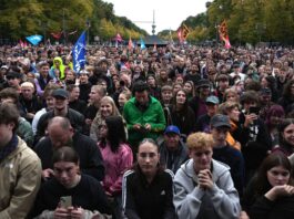 Hunderte Menschen bei Kundgebung gegen Wehrpflicht Hunderte Menschen versammelten sich am Abend zu einer Kundgebung gegen die geplante Wehrpflicht vor dem Brandenburger Tor.