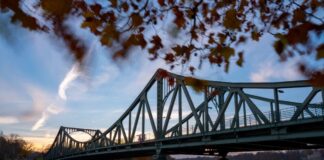 Einheits-Feier an Glienicker Brücke – mit Dank an Kohl Ein Symbol für die deutsche Teilung: Die Glienicker Brücke über die Havel. (Symbolbild)