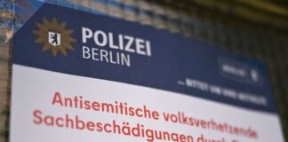 Fast 12.500 Strafverfahren zum Nahost-Konflikt in Berlin Ein Plakat der Polizei Berlin weist auf antisemitische und volksverhetzende Sachbeschädigungen durch Graffiti in der Umgebung hin. (Symbolbild)