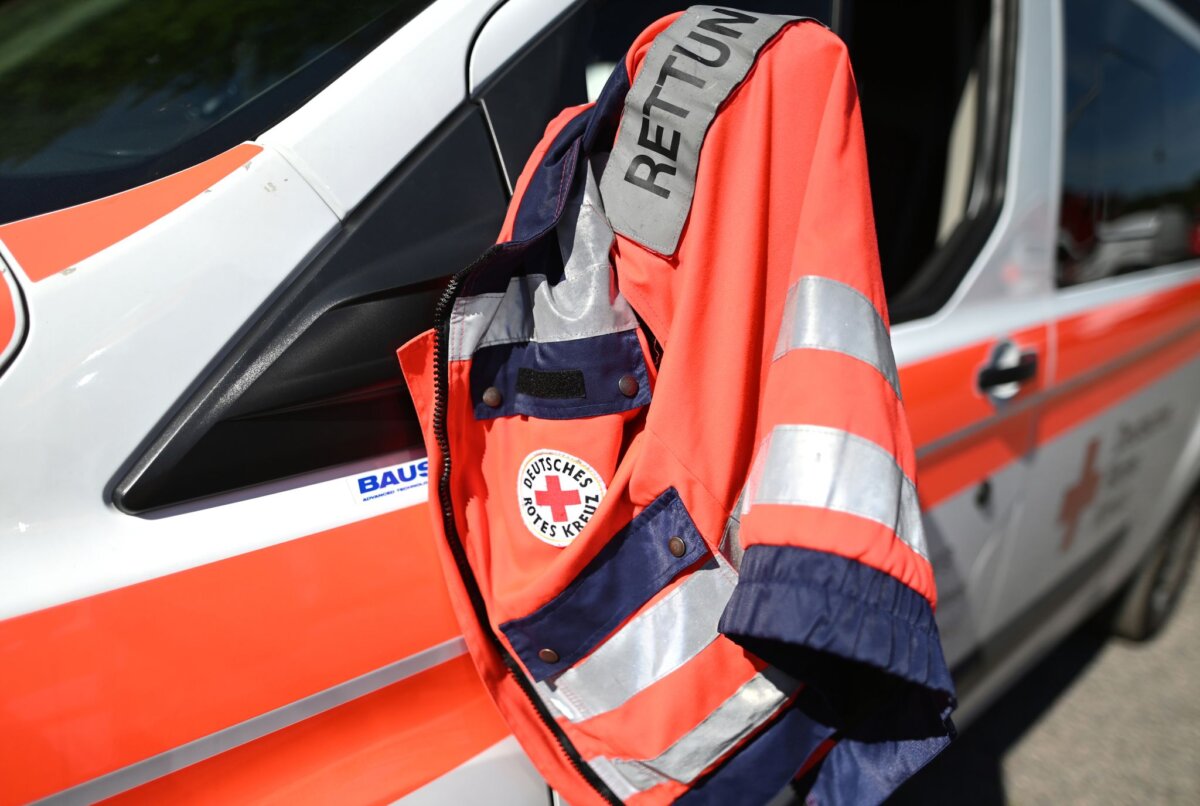 Rettungsdienst In Berlin-Pankow wird eine Fußgängerin von einem Auto erfasst. (Symbolbild)