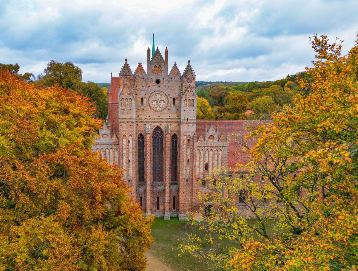 Herbst am Kloster Chorin Das Kloster Chorin geht 2028 in eine Landesstiftung über. (Archivbild)