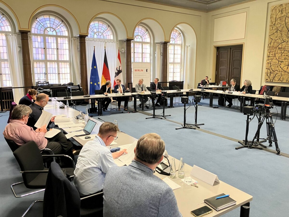 Sitzung Landeswahlausschuss Der Berliner Landeswahlausschuss stellte bei einer Sitzung im Roten Rathaus das Endergebnis der Wahl vom 20. September fest.