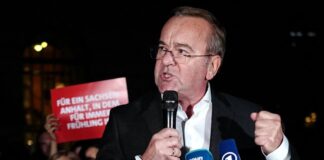 Pistorius hat Bedenken gegen Regierung mit Berliner Linken Verteidigungsminister Boris Pistorius (SPD) auf dem Bebelplatz in Berlin.