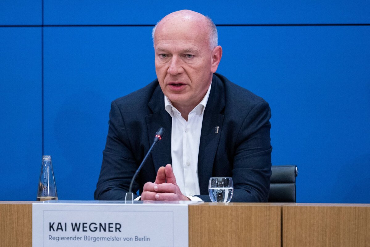 Berlins Regierender Bürgermeister Kai Wegner (CDU) Berlins Regierender Bürgermeister Kai Wegner (CDU) hat sich kritisch zu den Gesprächen zwischen Linken, Grünen und SPD zum Thema Antisemitismus geäußert. (Archivbild)