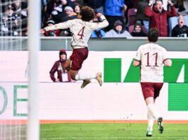 Union Berlin punktet trotz langer Unterzahl in Augsburg Han-Noah Massengo hebt nach seinem 1:0 jubelnd ab - zum Sieg reichte sein Kopfballtor für den FC Augsburg aber nicht.