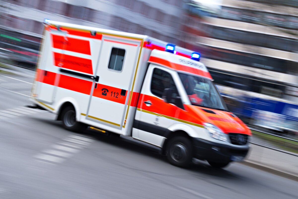 Rettungswagen - Symbolbild Die beiden Frauen kamen ins Krankenhaus. (Symbolbild)