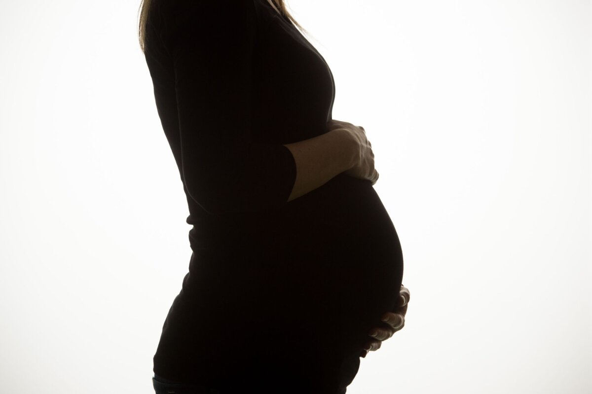 Eine schwangere Frau hält ihren Bauch Weltweit kommen jedes Jahr fast zwei Millionen Babys tot zur Welt (Illustration).