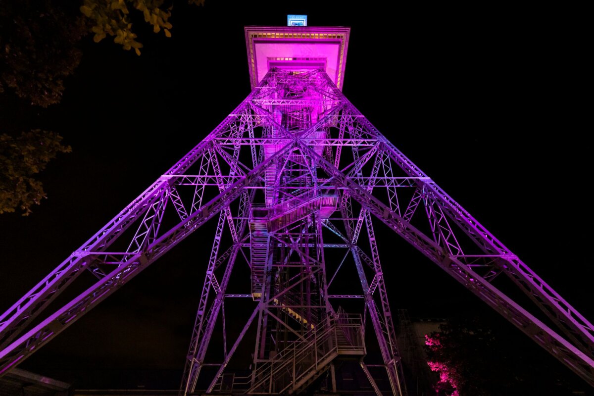 Berliner Funkturm Weil der Aufzug ausfiel, mussten mehrere Gäste am Freitagabend für längere Zeit auf dem Berliner Funkturm ausharren. (Archivbild)
