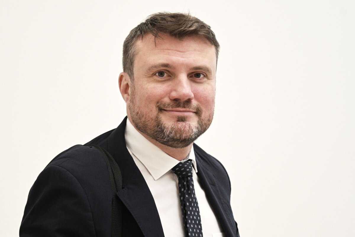 Sitzung Landtag Brandenburg Brandenburgs Finanzminister Daniel Keller (SPD) sieht das Land mit der höheren Beamtenbesoldung nach einer Entscheidung des Bundesverfassungsgerichts als ein Vorreiter.
