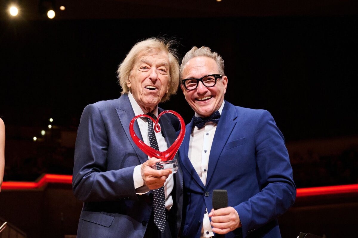 Schlager Radio zeichnet Bata Illic mit Preis fürs Lebenswerk aus Der Geschäftsführer von Schlager Radio, Oliver Dunk, überreichte Bata Illic den Preis fürs Lebenswerk.