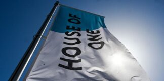 Friedensbotschaft von Imam und Rabbiner zum 7. Oktober Eine Flagge weist auf das interreligiöse Projekt House of One in Berlin-Mitte hin. (Archivbild)