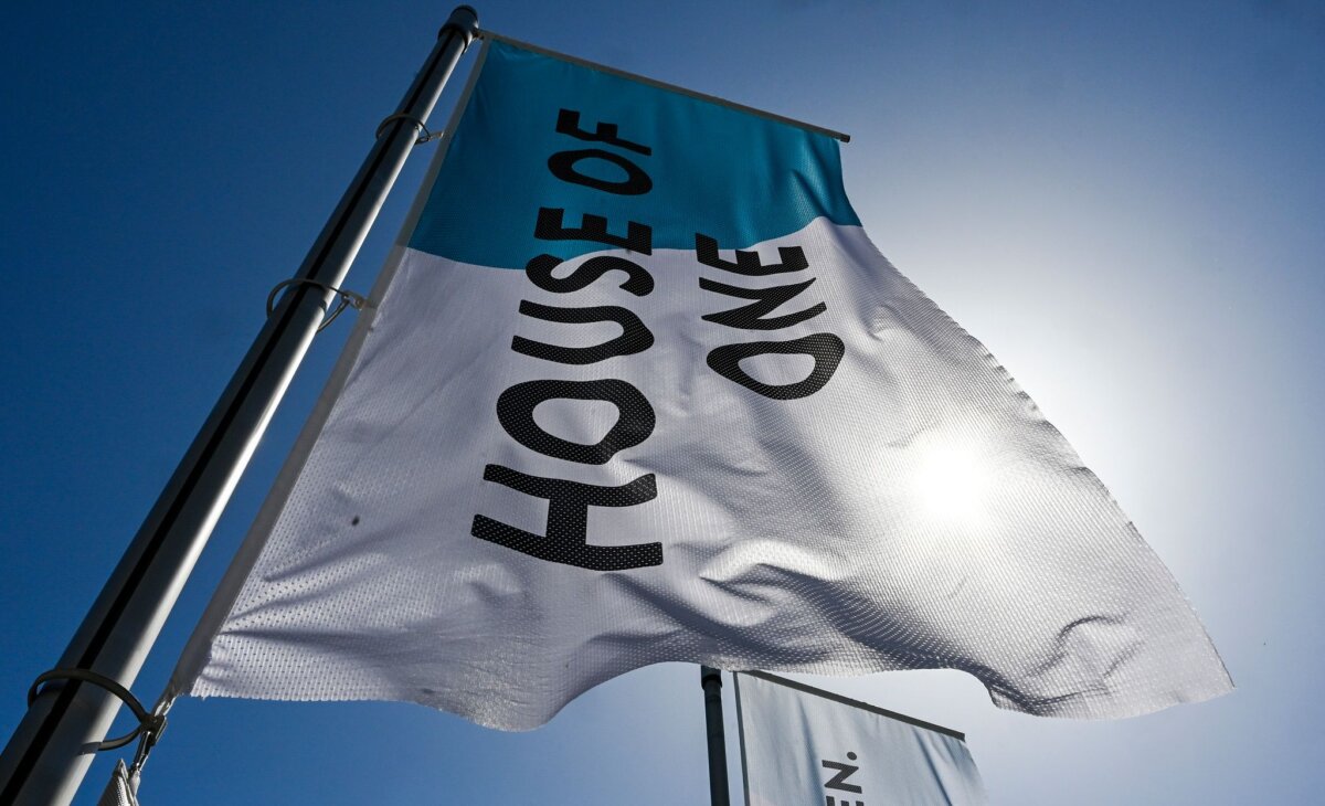 House of One Eine Flagge weist auf das interreligiöse Projekt House of One in Berlin-Mitte hin. (Archivbild)